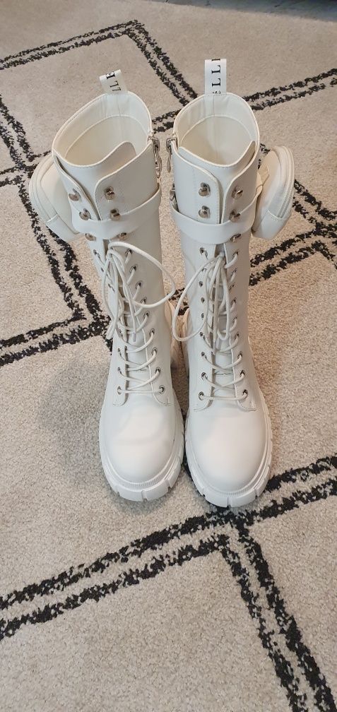 Botas militares brancas