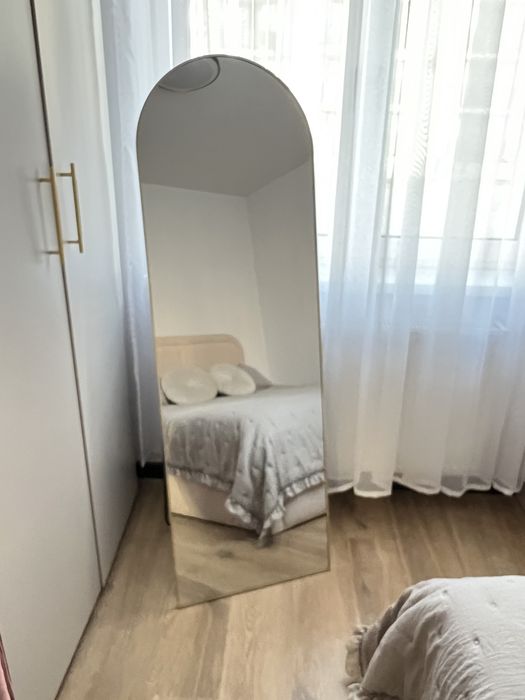 Lustro stojace w zlotej ramie polokragle owalne 162x53cm