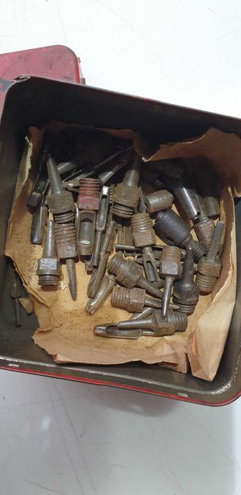 Prensa manual, nº2 antiga, com punções e marcadores para couro