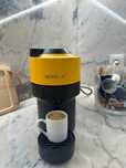 Máquina de café Nespresso Amarela