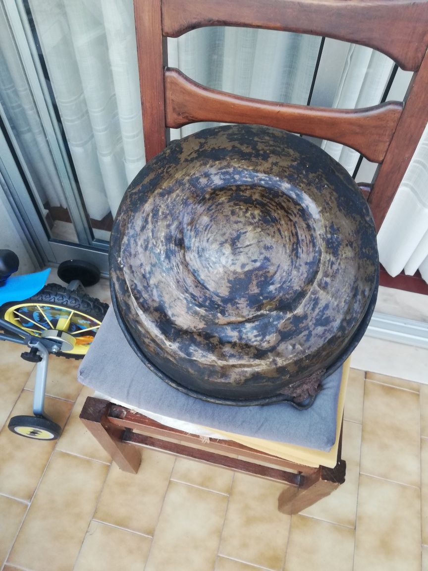 Panela em latão com pega em ferro