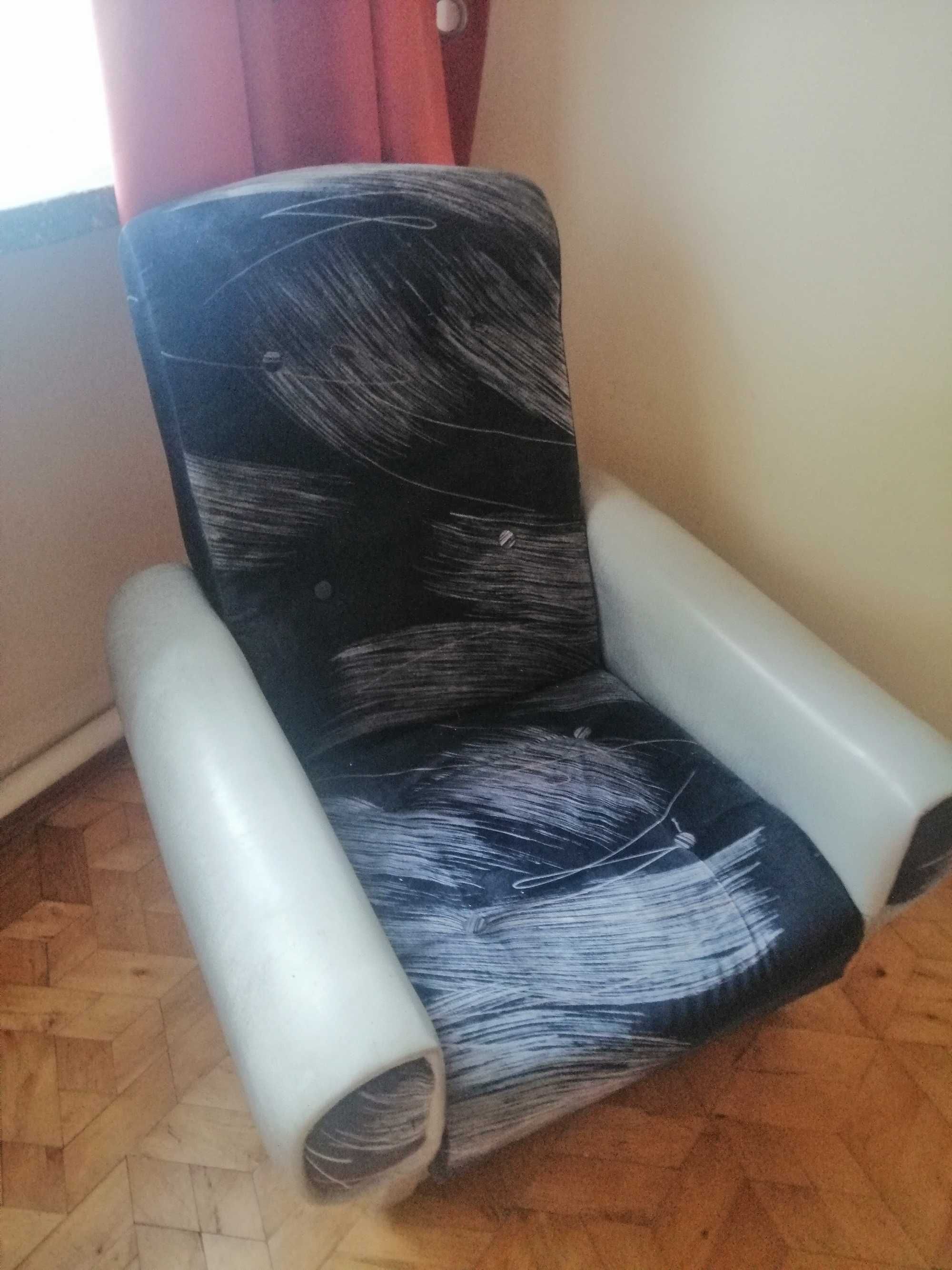 Oddam za darmo  zestaw mebli: dwa biurka, dwa fotele, szafa, tapczan