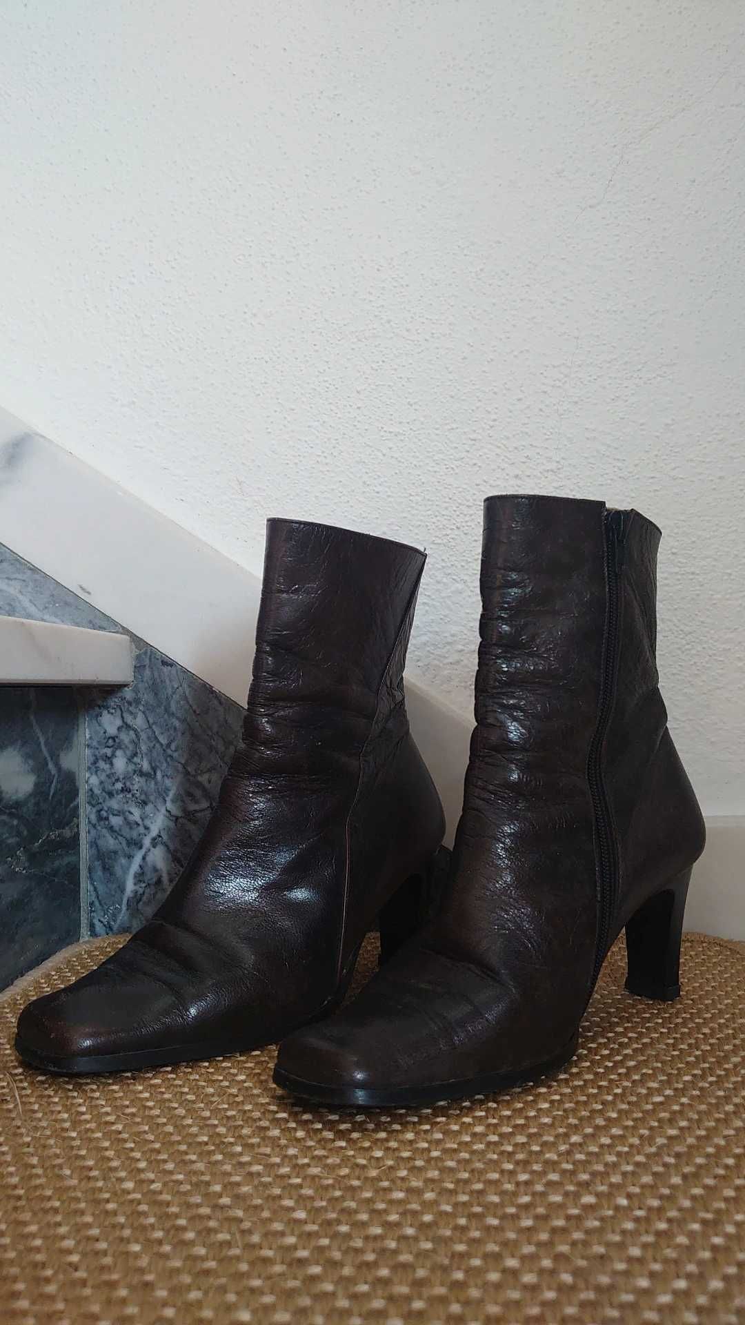 botas de pele castanho