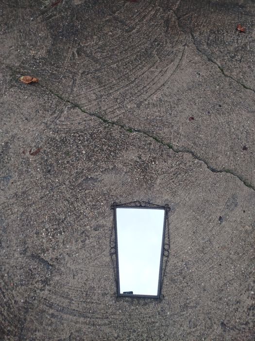 Lustro z PRL w metalowej ramie