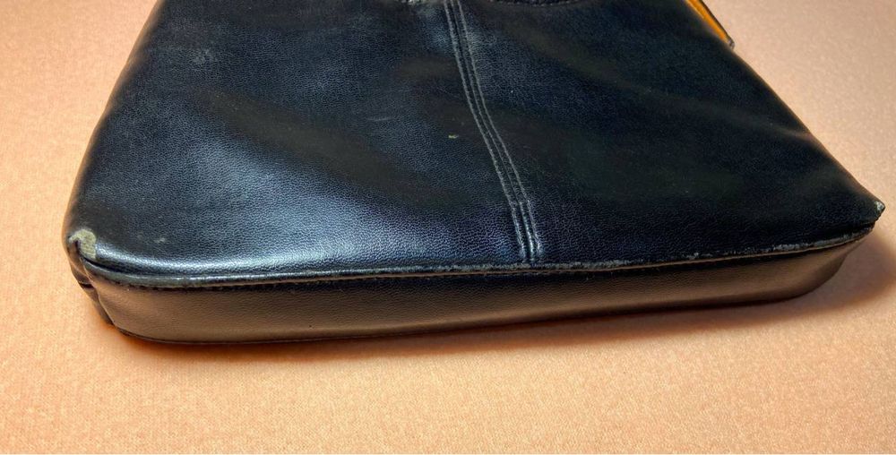 Чорна сумка багет з еко-шкіри