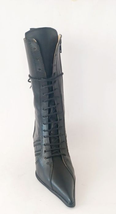 Lindíssimo botin com atacadores e fecho  em pele genuína. Tamanho 34