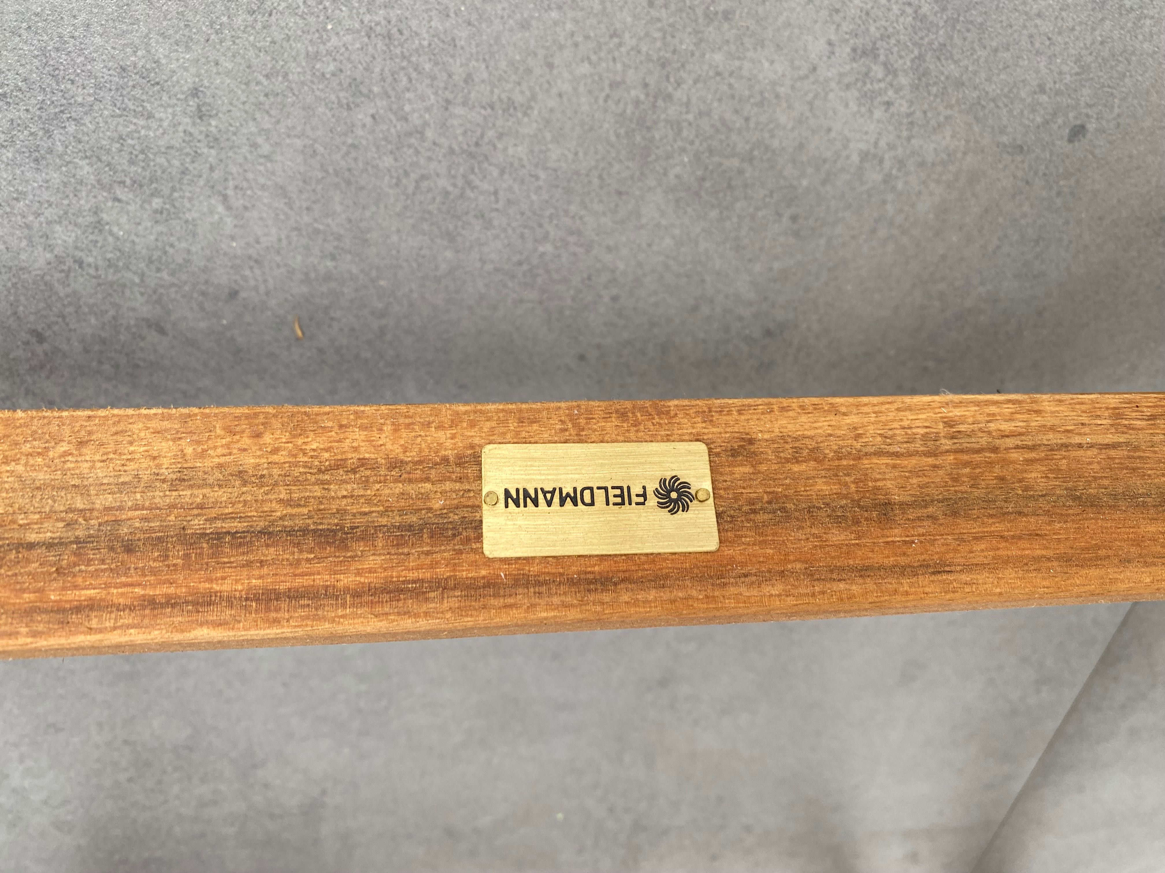 Stół i dwa krzesła balkon