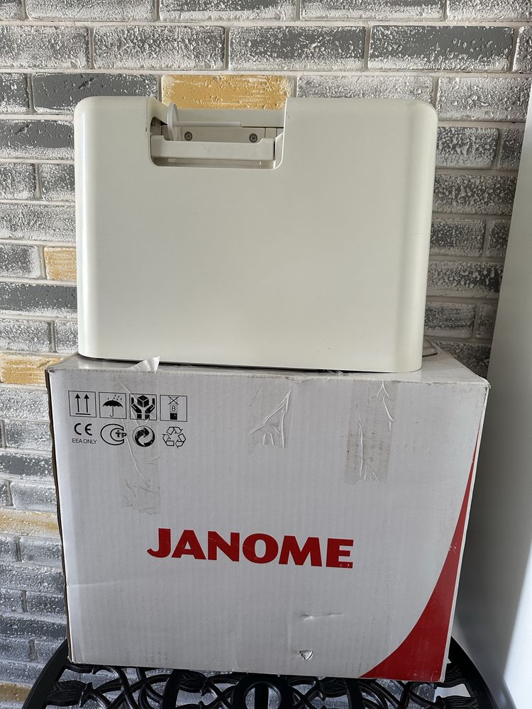 Janome,компʼютерна швейно-вишивальна машина.