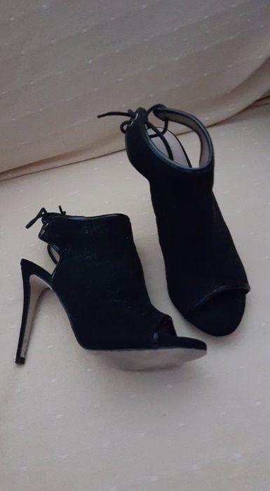 sapatos e botins pretos ( 38, salto alto)