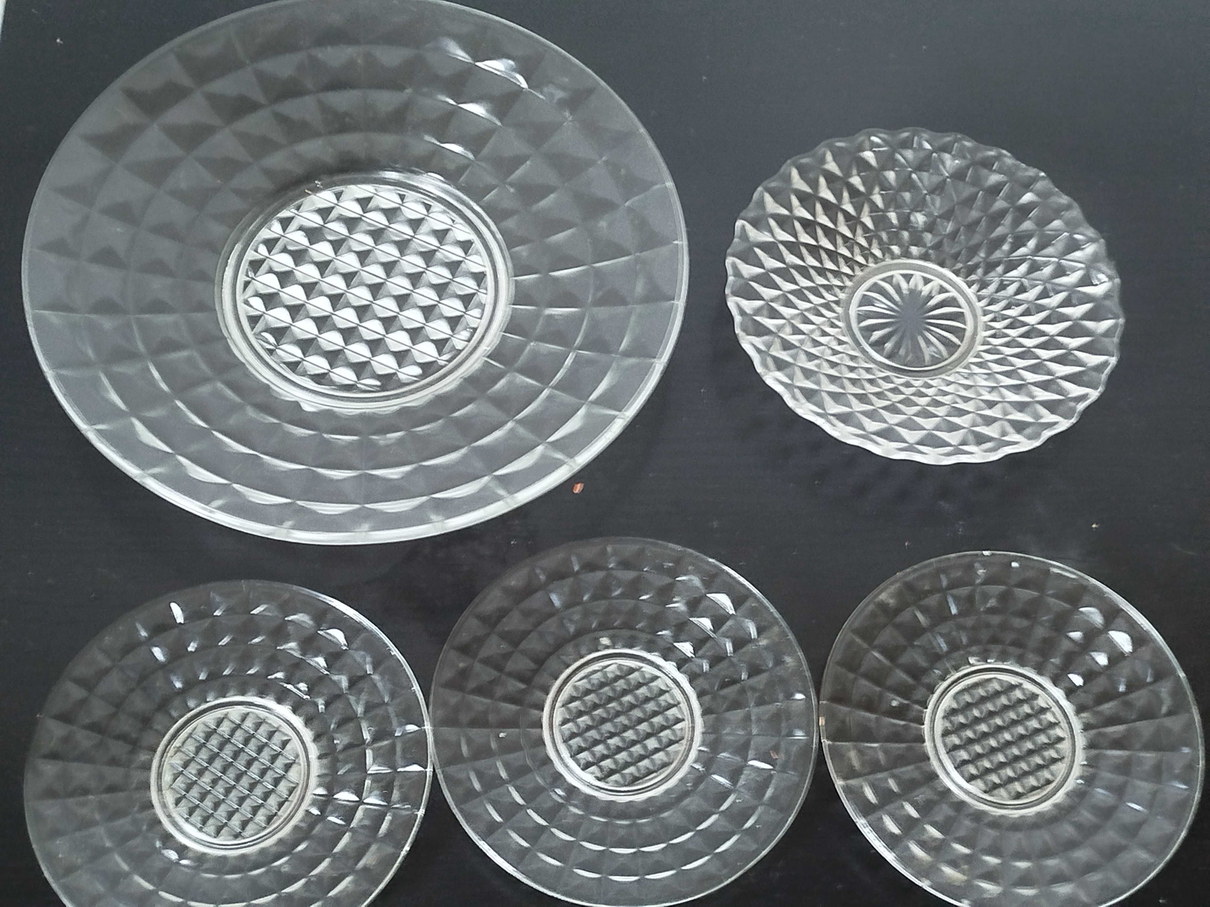 Conjunto de pratos em vidro decorado