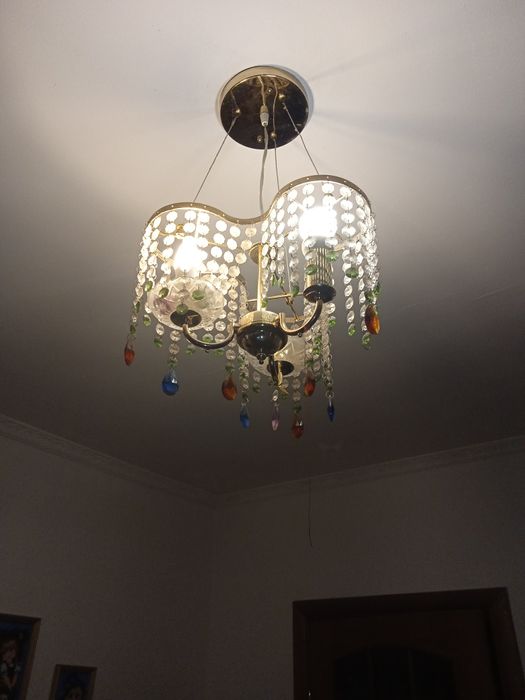 Продається люстра в кімнату на 3 лампочки