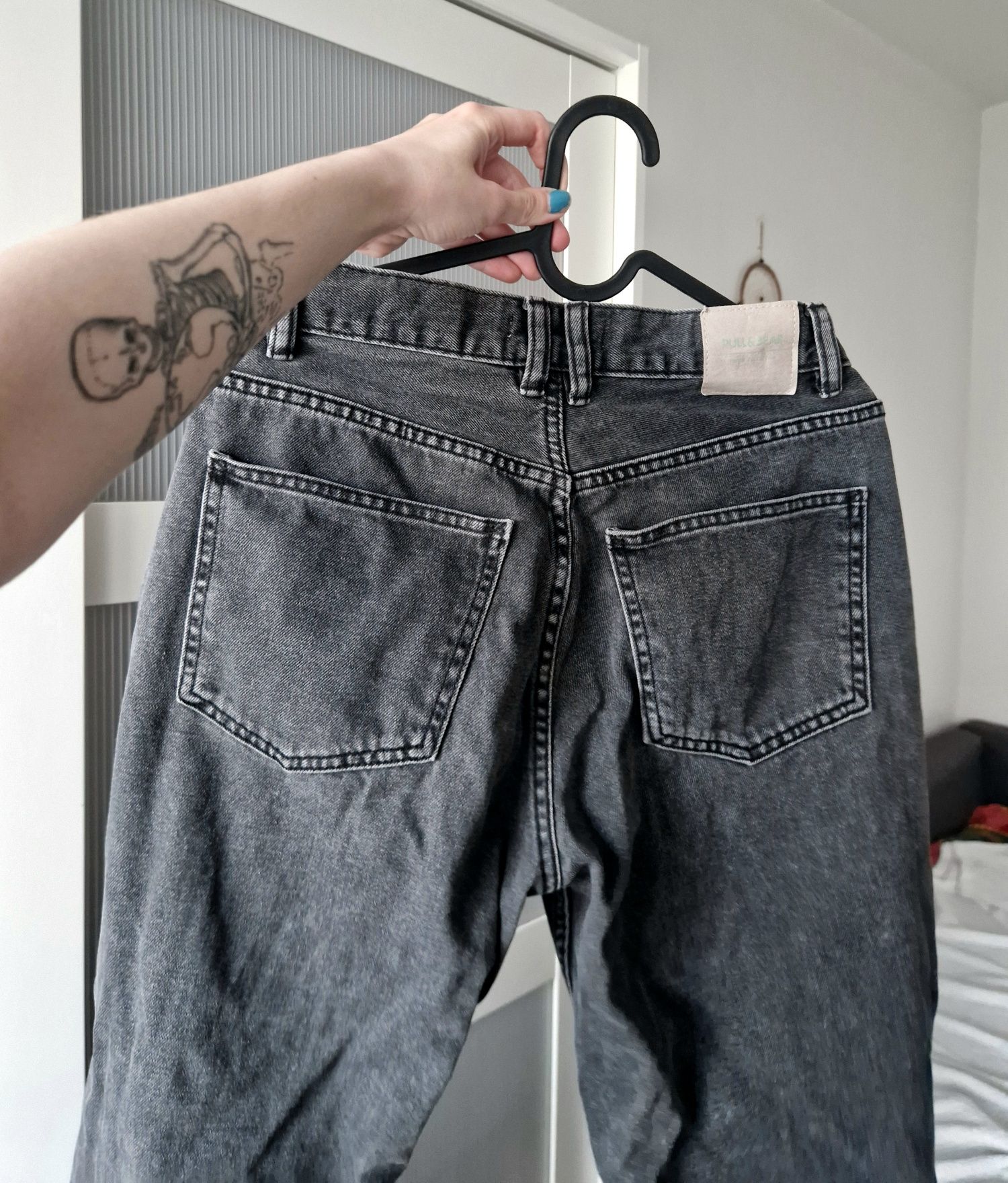 Mom jeans, czarne, sprany kolor, wysoki stan, pull&bear, luźne jeansy,