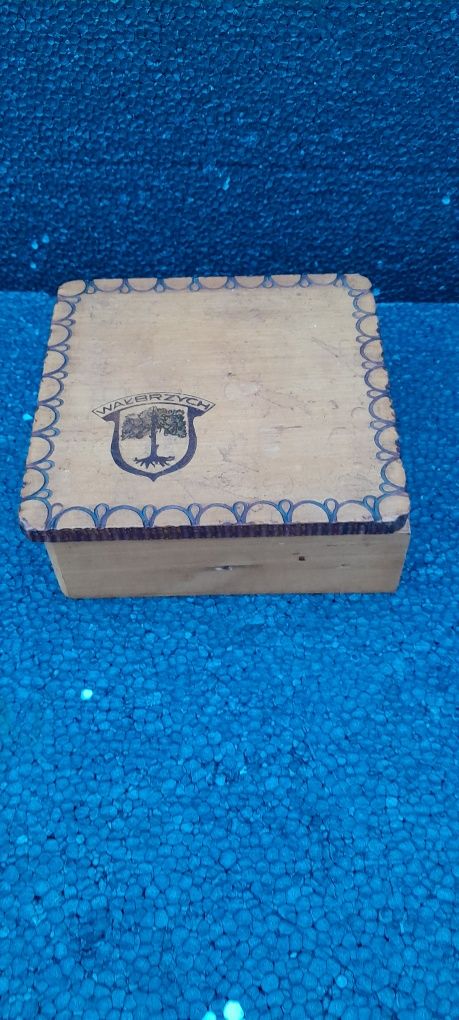 Stare drewniane pudełko