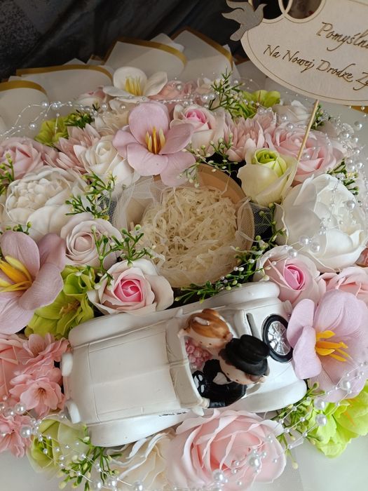 Przepiękny bukiet na prezent ślubny z kwiatów mydlanych