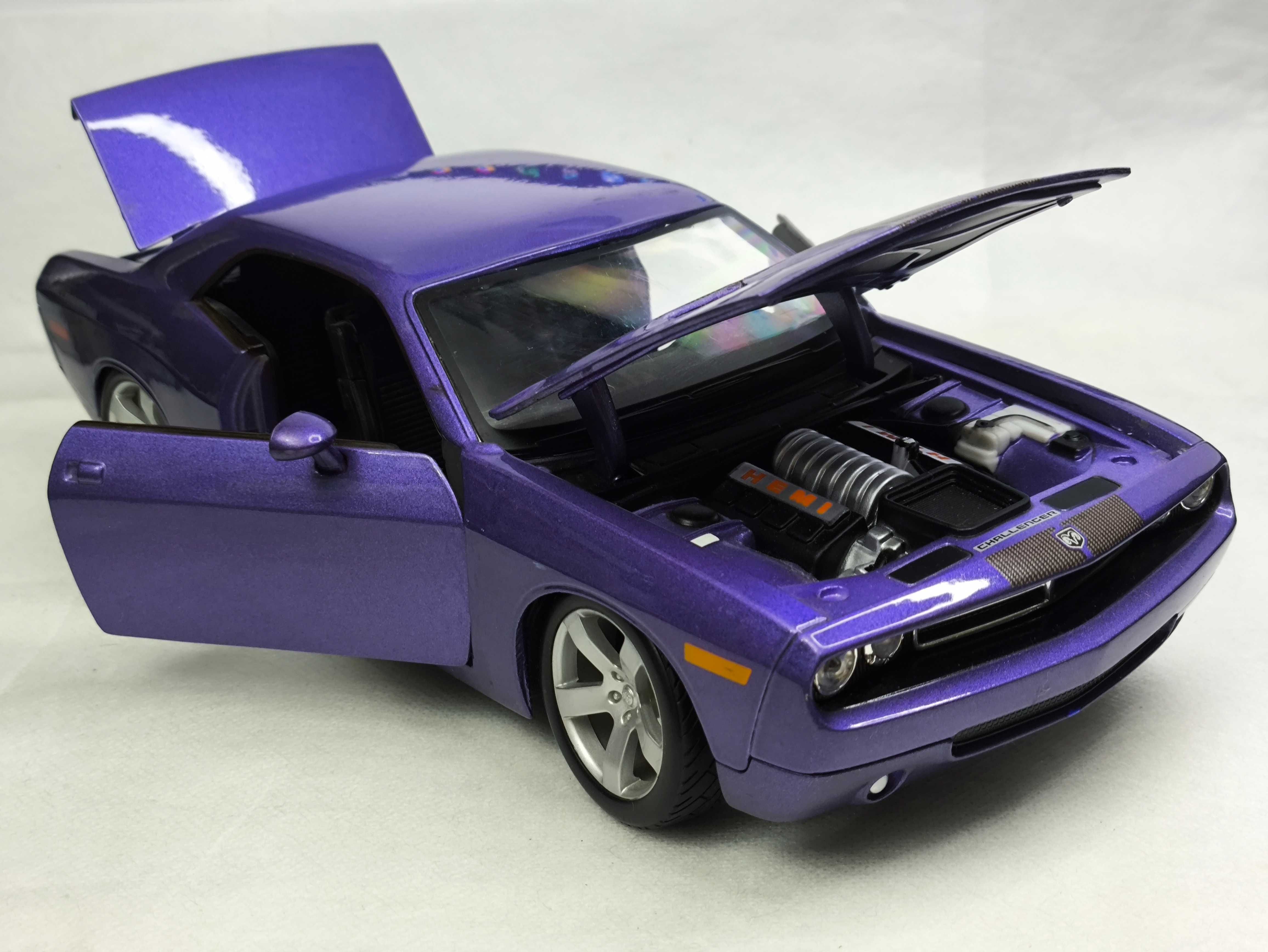 Модель Dodge Challenger Concept 2006 1.18 Maisto Violet