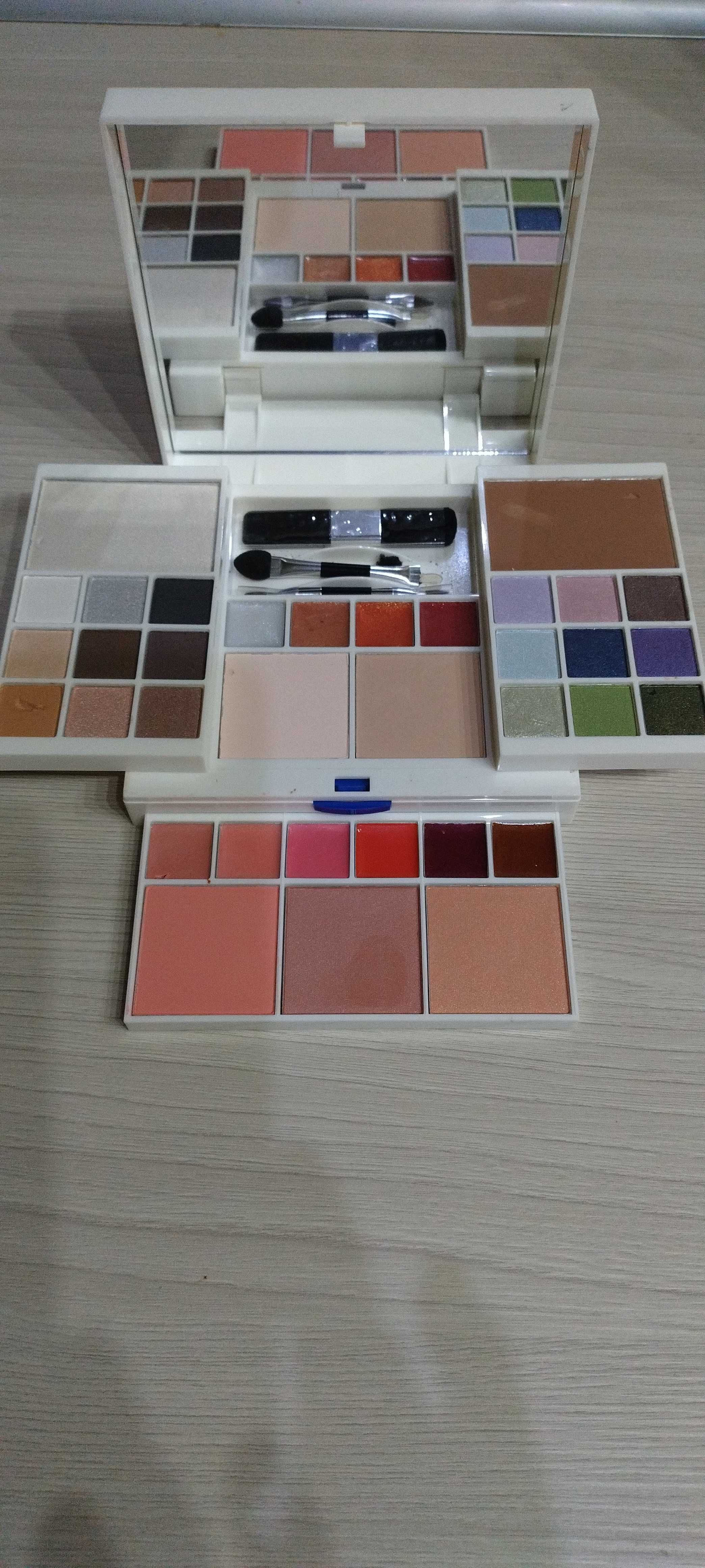 Paleta do makijażu.