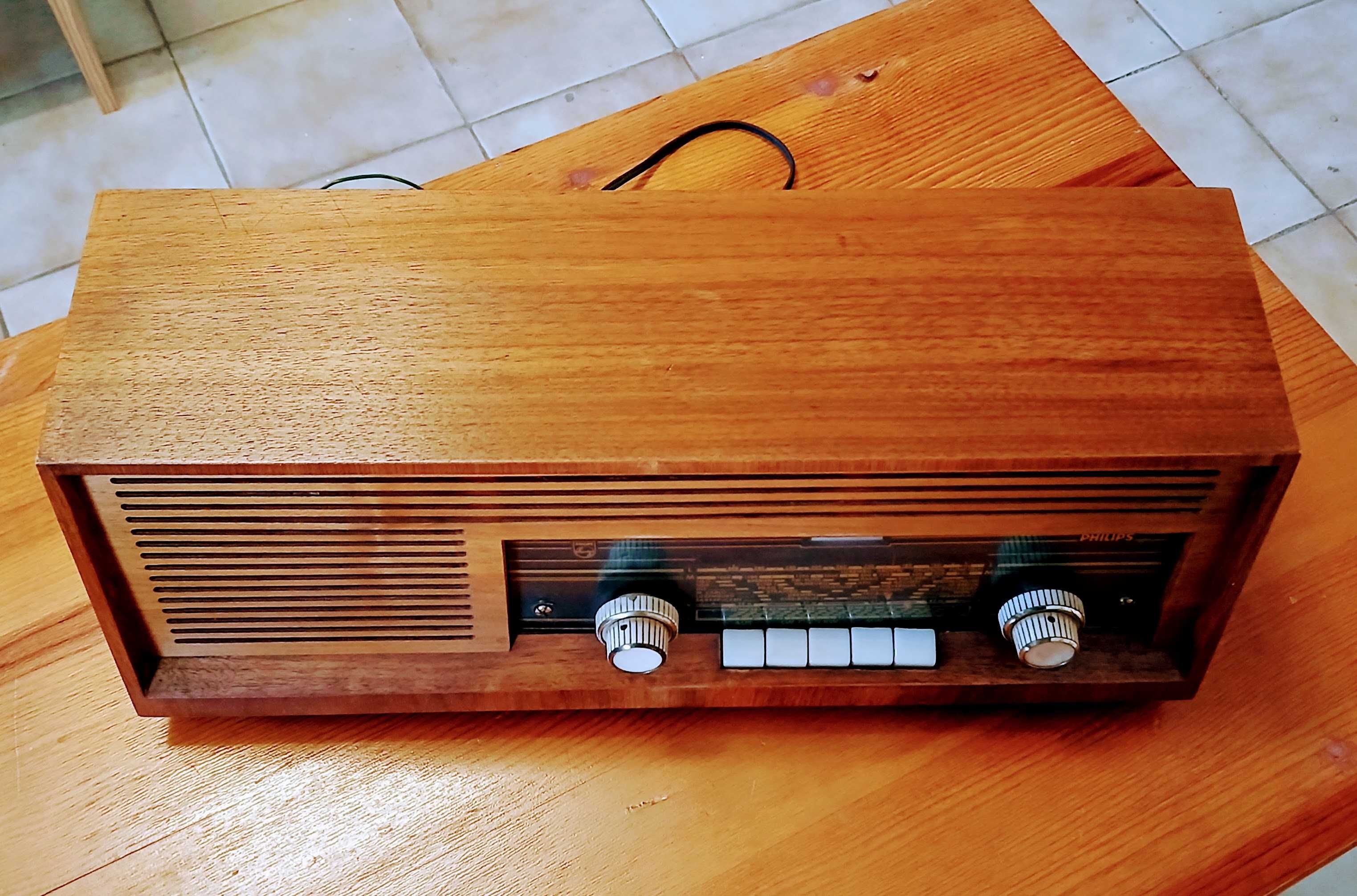 Rádio antigo Philips, Stella 324
