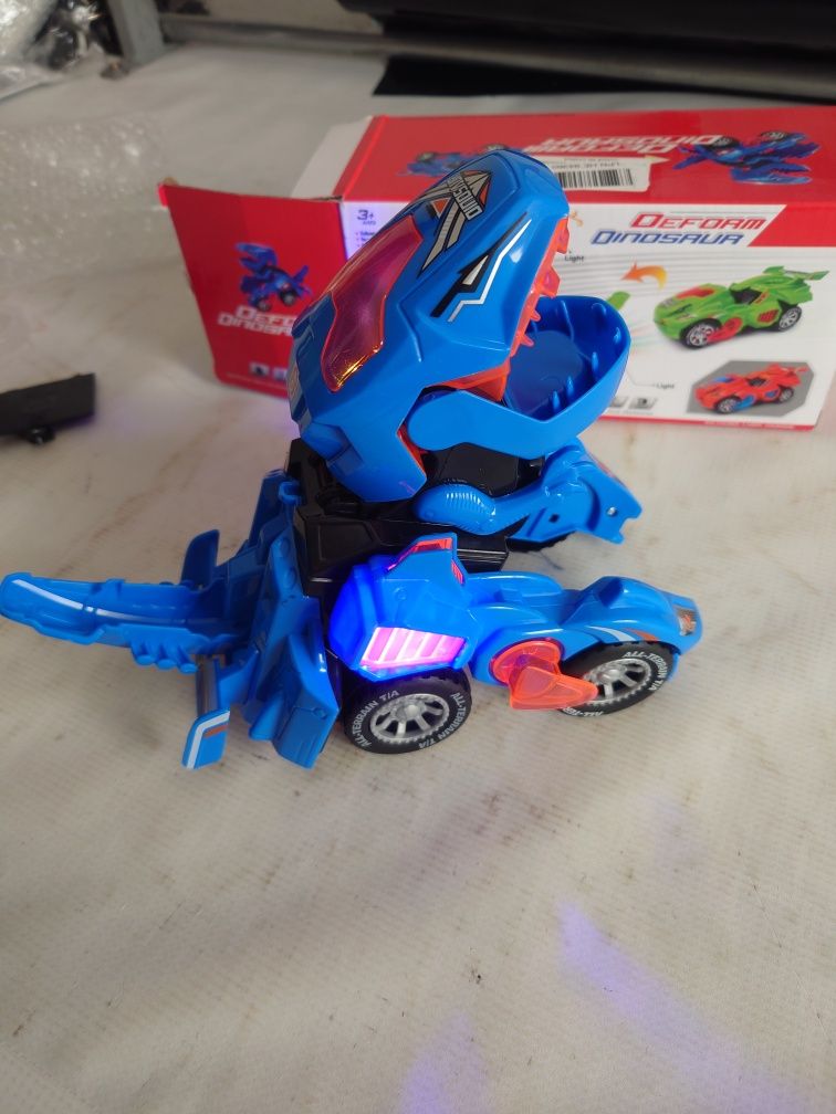 Samochód Dinozaur autko świecące na baterie Transformer wiek 3+