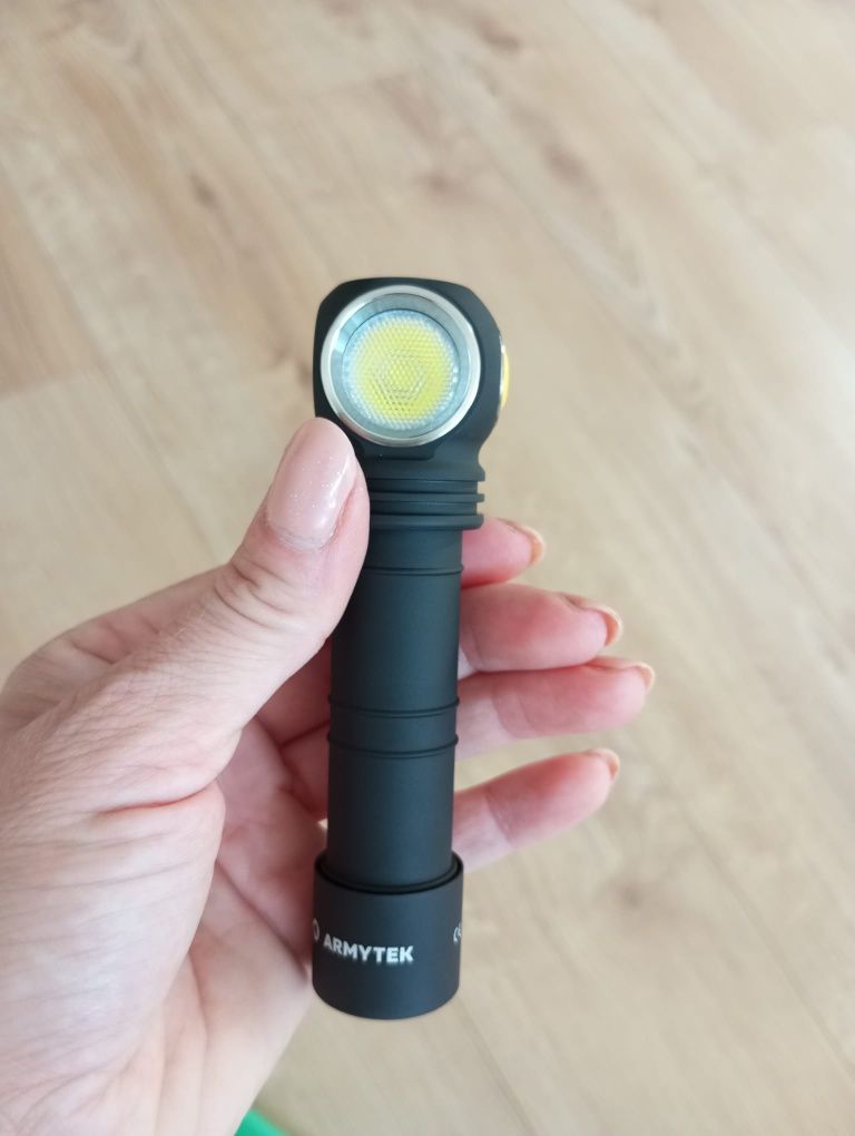 latarka ARMYTEK Wizard C2 Pro 2500 l