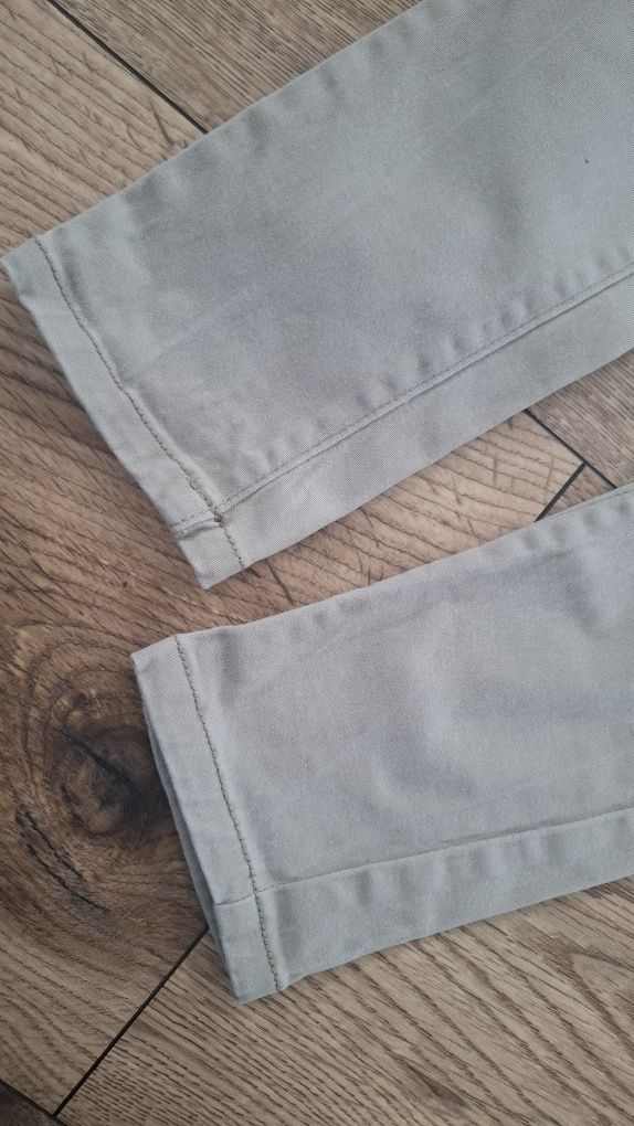 Beżowe jeansy slim fit na chłopca smyk 128