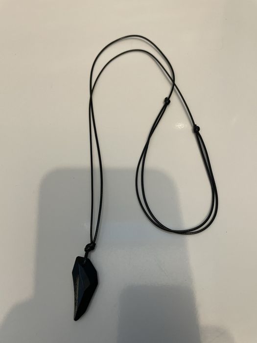 Fio de couro preto