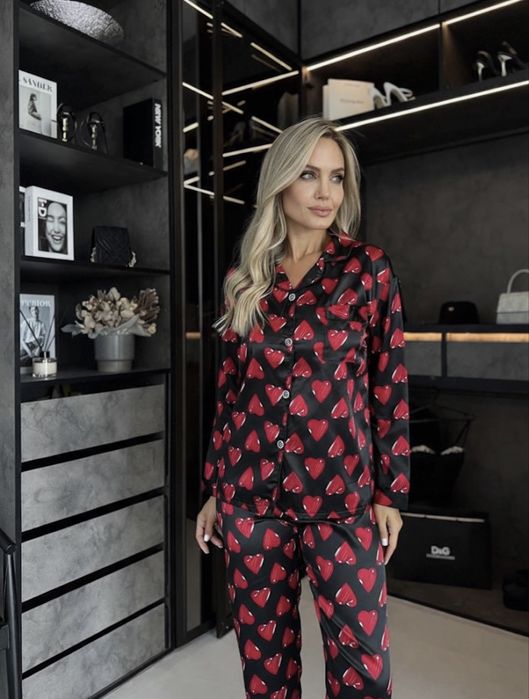 Ефектна Шовкова Піжама з Серцями для Домашнього Люксу!