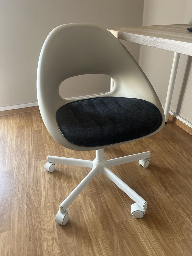 krzeslo biurowe obrotowe Ikea beżowe