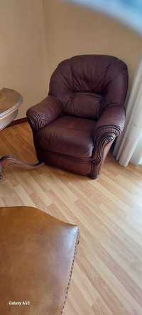 2 sofás de couro cor castanho