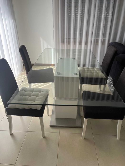 Mesa de jantar rectangular de vidro na zona da Nazare, Leiria.