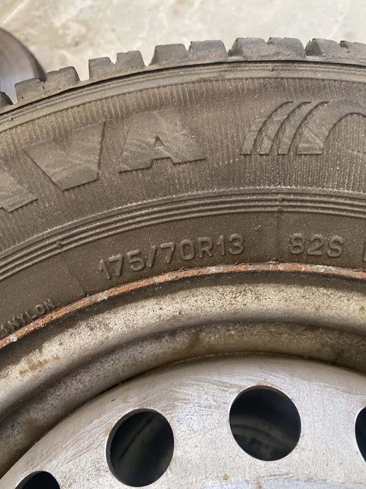 Продам резину з дисками зимову r13