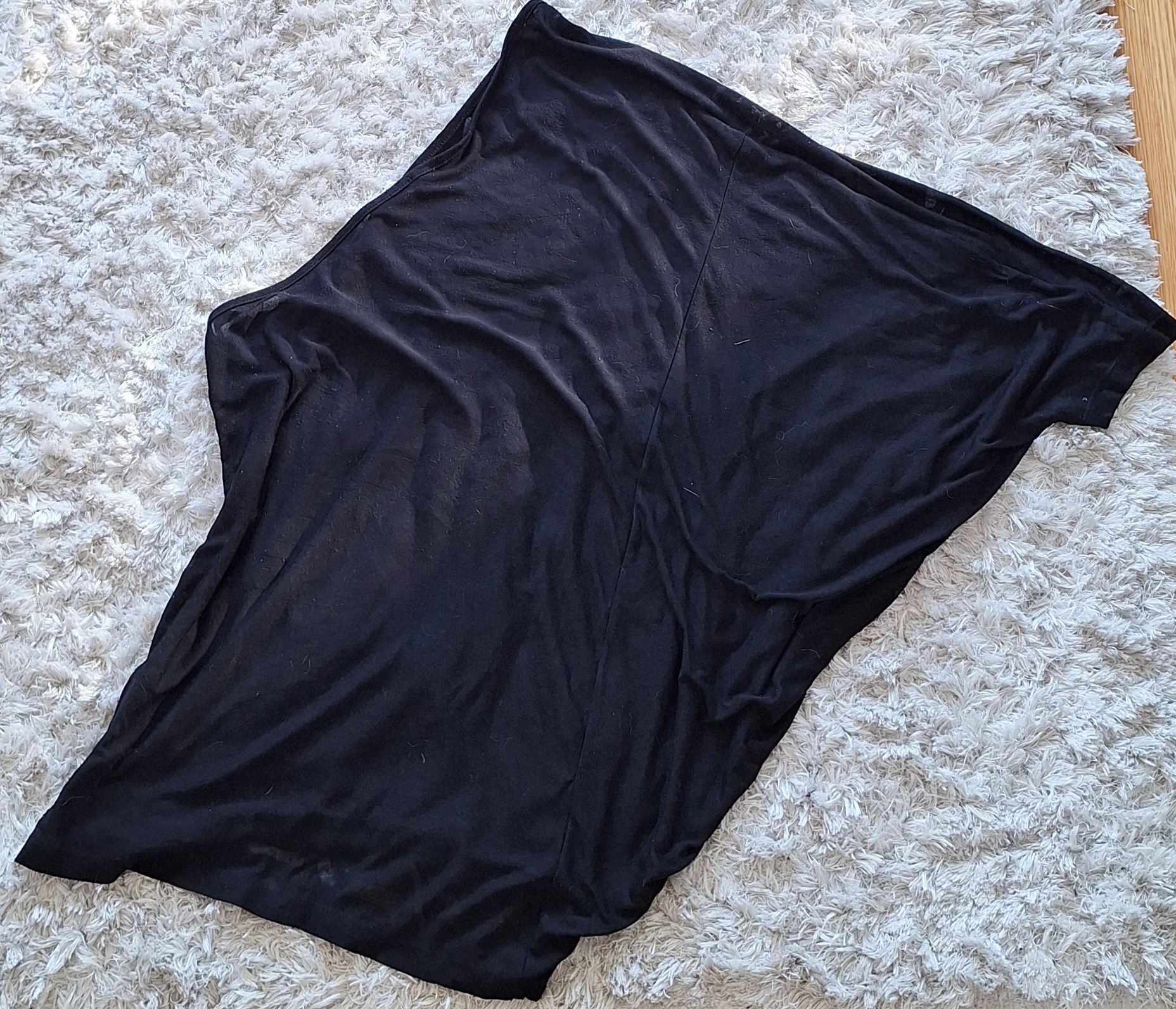 Top preto e um pouco transparente só com uma manga