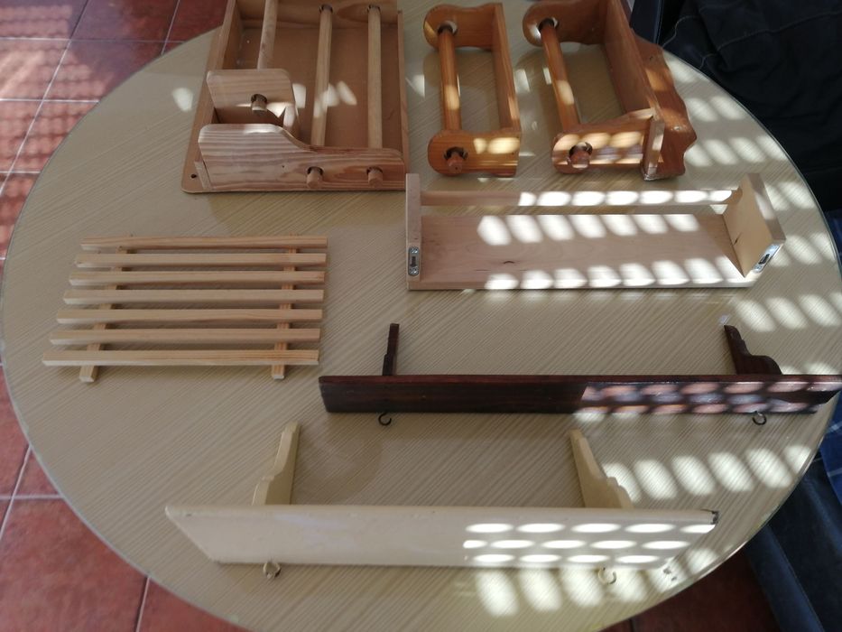 conjunto de prateleiras e suportes em madeira excelente estado