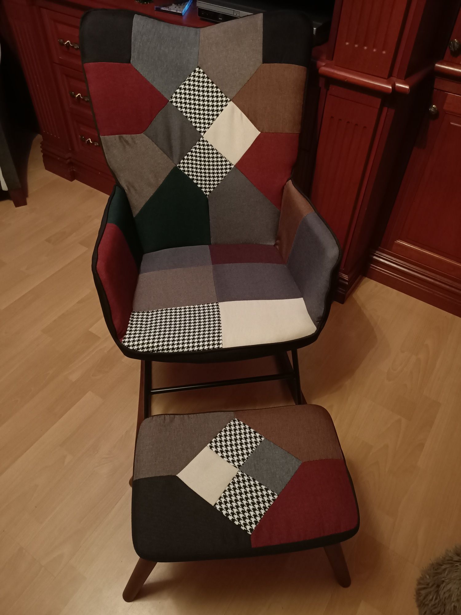 Fotel bujany z podnóżkiem do karmienia patchwork