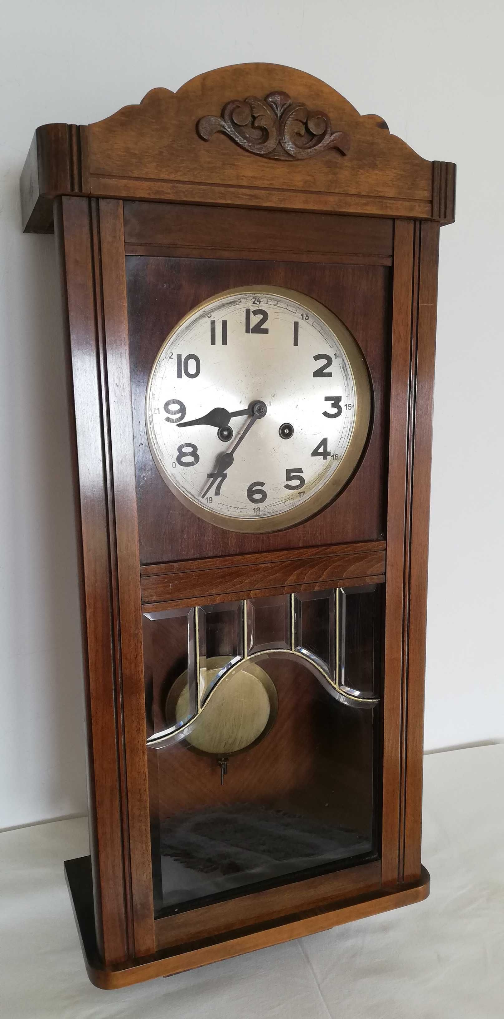 stary zegar ścienny w drewnianej skrzynce