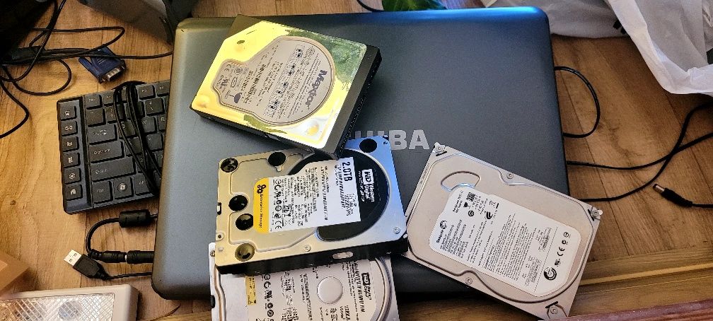 Oddam elektronikę dyski płyta główna przewody głośniki