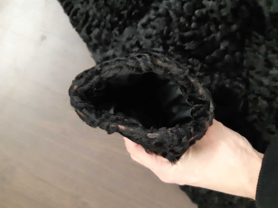 Каракулева зимова шуба