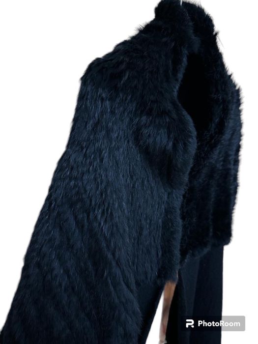 Estola preta de pêlo e lã