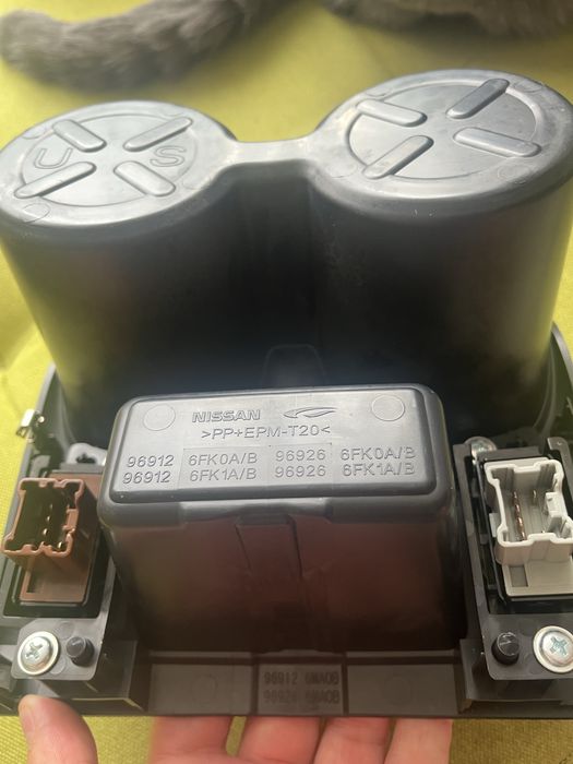 Підстаканник з кнопками підігріву Nissan Rogue sport