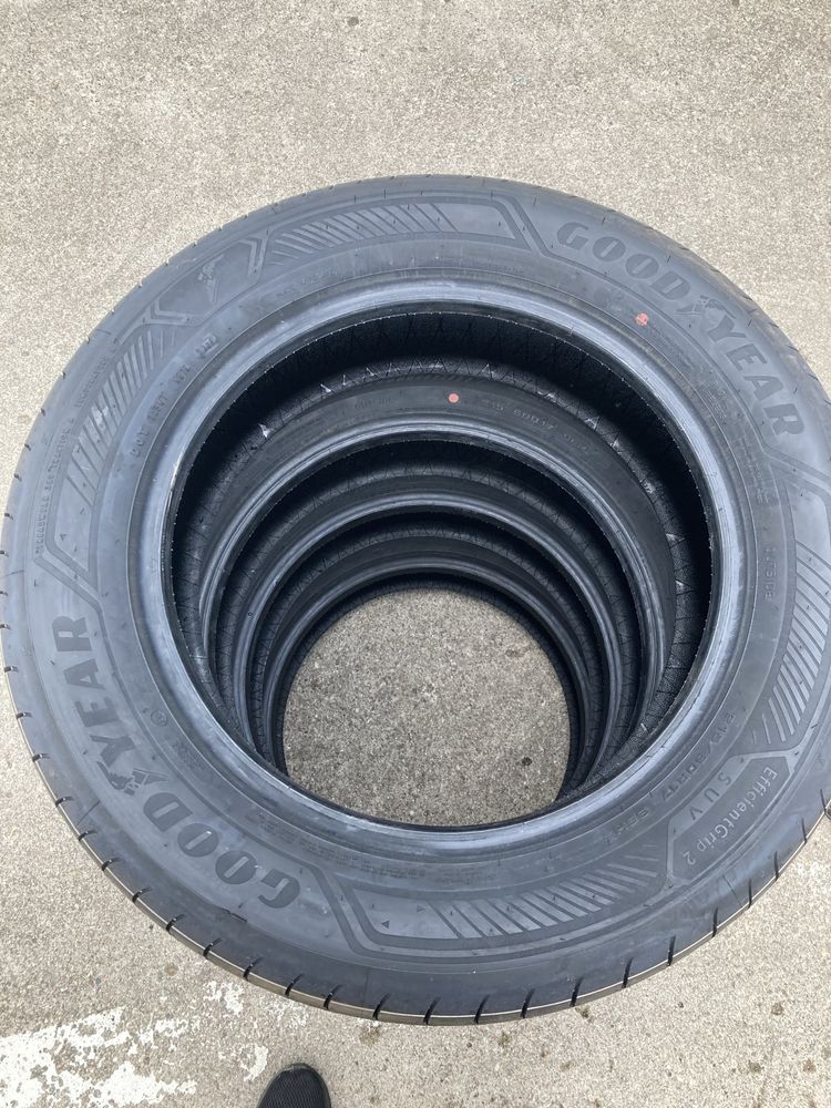 Komplekt opon letnich 215/60 r17