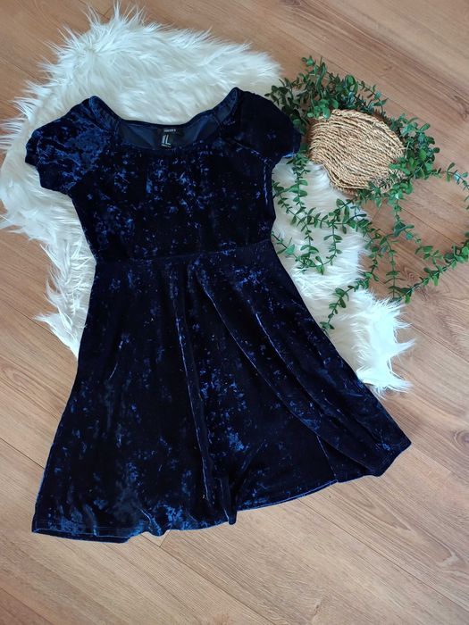 Ciemnogranatowa welurowa rozkloszowana sukienka Forever21 38M