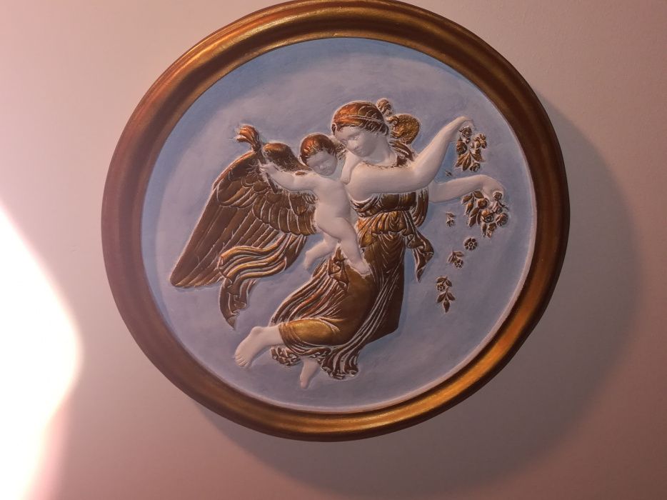 Medalhão de gesso pintado com rebordo dourado