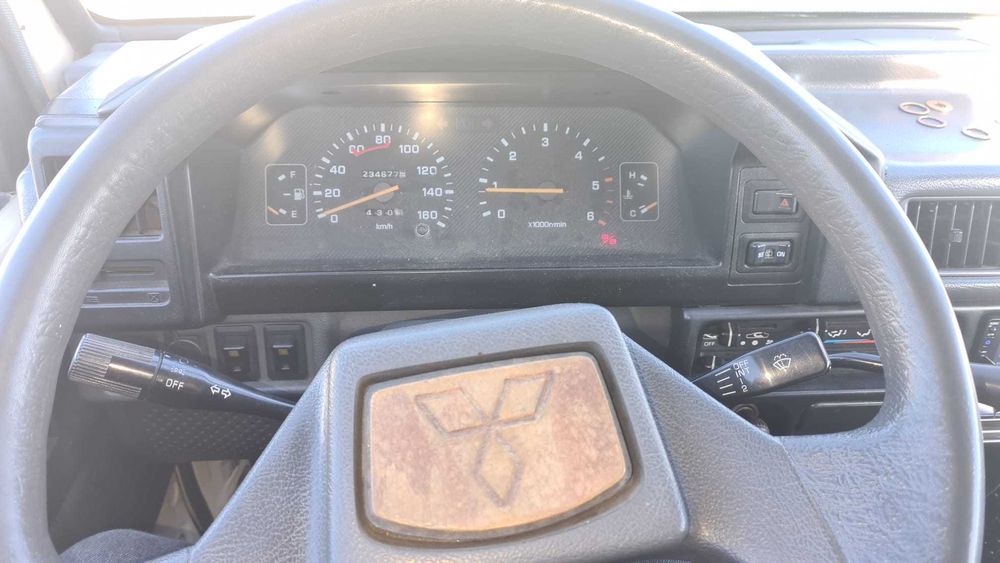 Mitsubishi L300 longa e teto alto