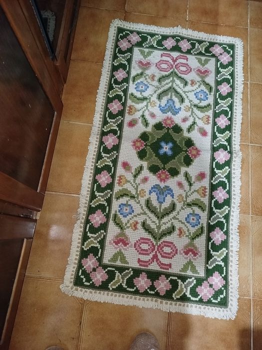 Tapete arraiolos com pouco uso