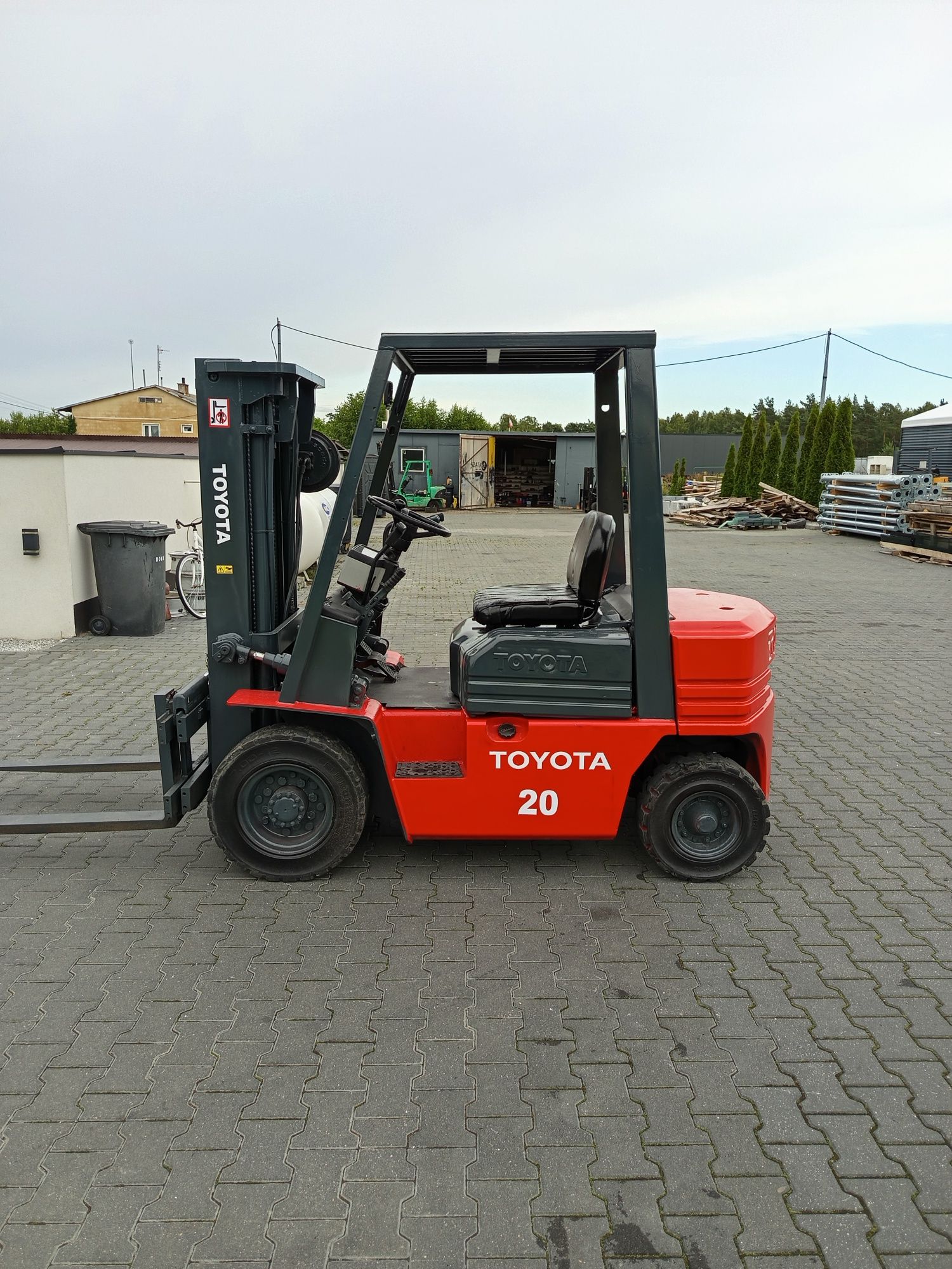 Sprzedam wózek widłowy Toyota udźwig 2 ton tripleks przysow boczny