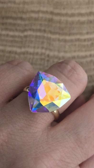 Cudowny pierścionek regulowany z opalizujacym oczkie.