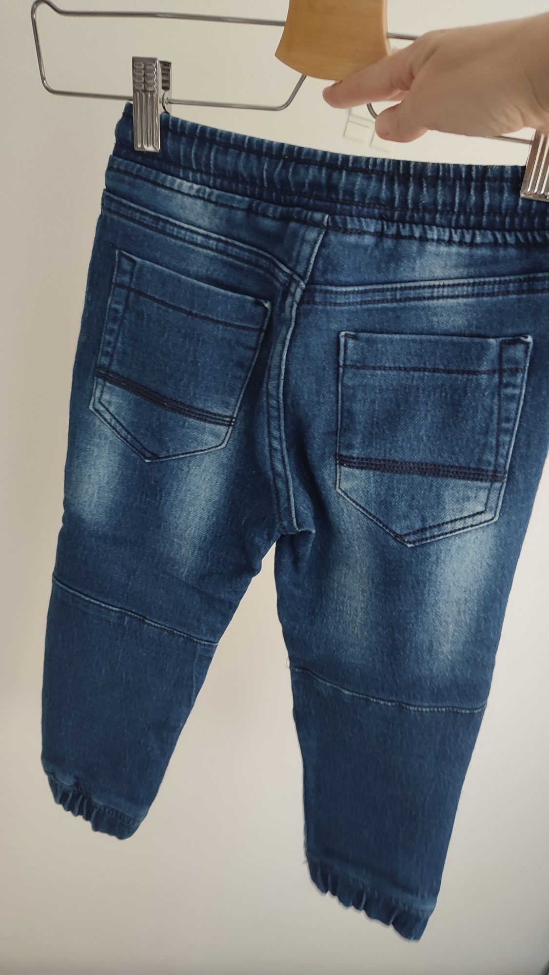 Spodnie jeansowe typu joggersy dla chłopca rozm 104 wiosna wyprawka