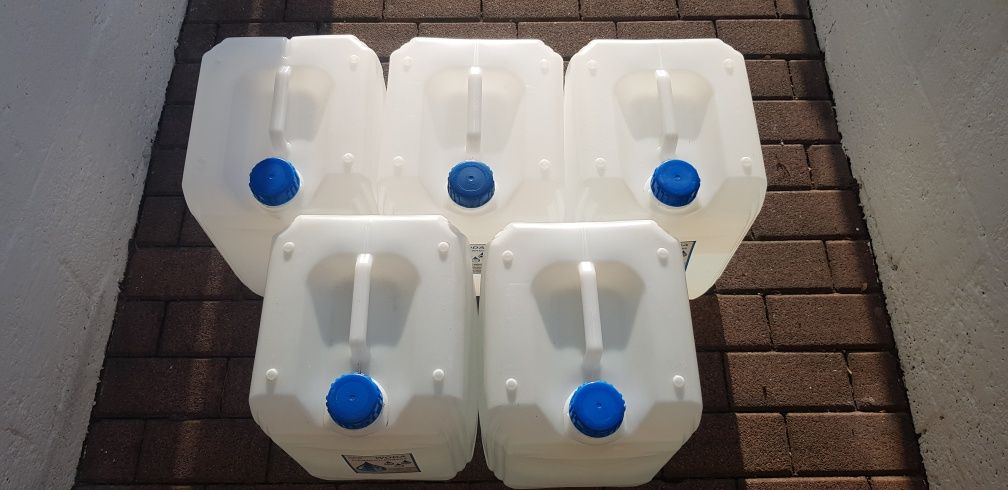 5 szt karnistrów  20 l  na  wodę  + 50 l wody  zdemineralizowanej
