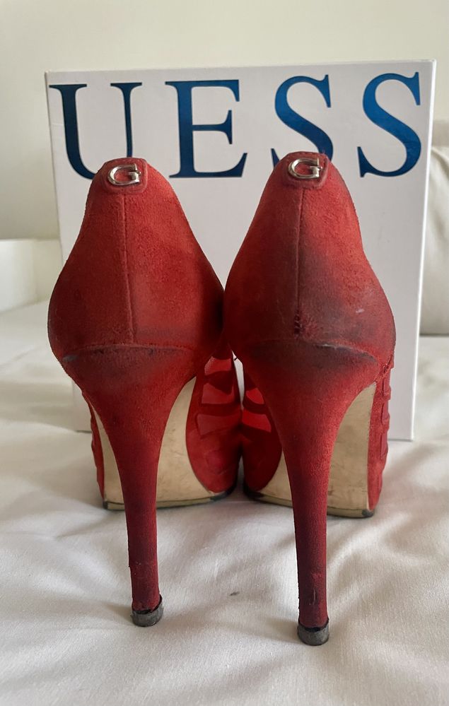 Sapatos Guess salto alto