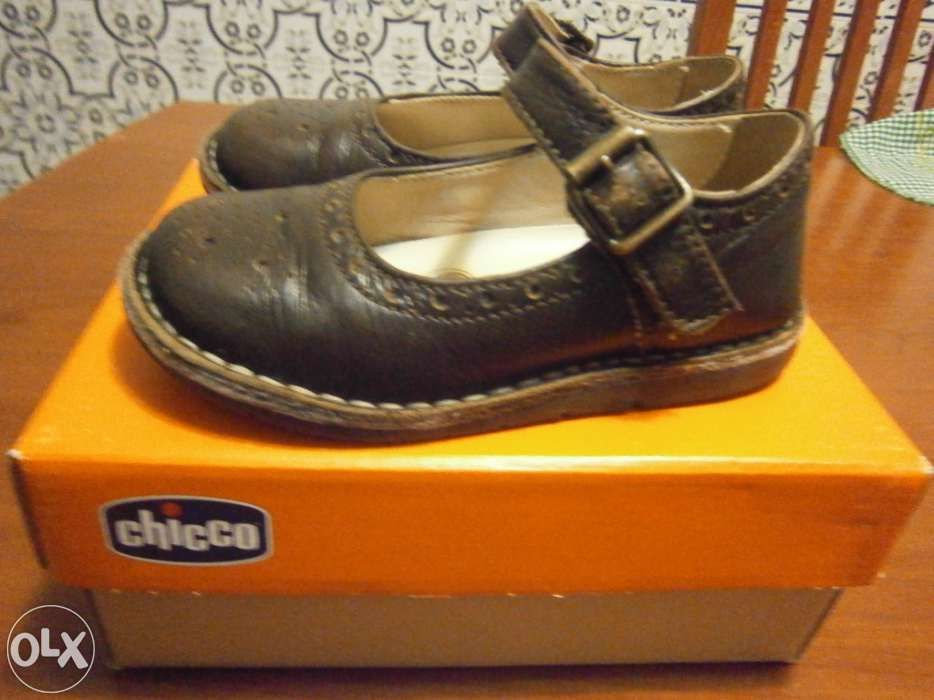 Sapatos castanhos em pele chicco