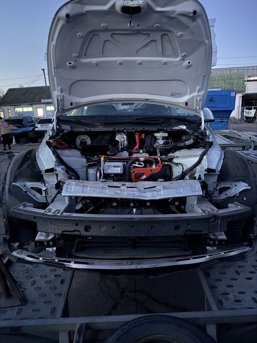 Tesla Model Y радіатори, телевізор, підсилювач, дифузор, кронштейн